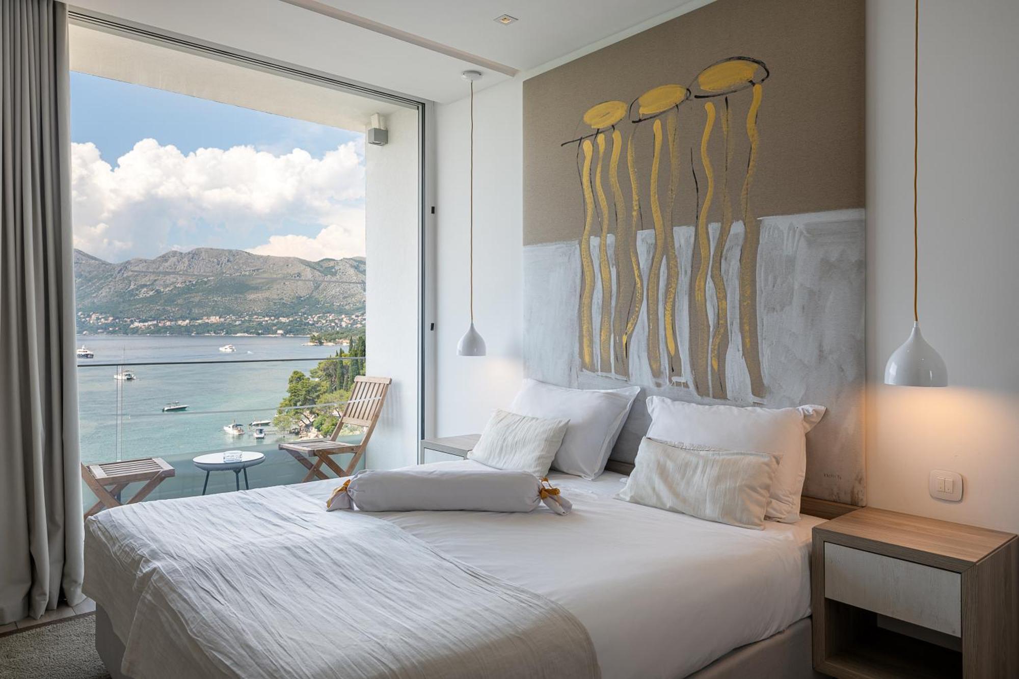 Deluxe Double Room with Balcony and Sea View,1553168044:JPEG