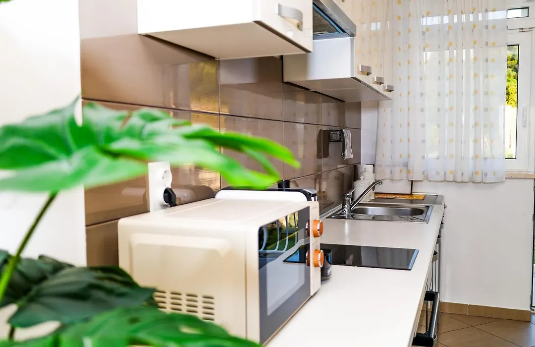Apartment Pina - A Home Away From Home With A Private Jacuzzi-1